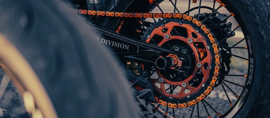 Chaîne de transmission et couronne arrière d’une moto tout-terrain, vues de près