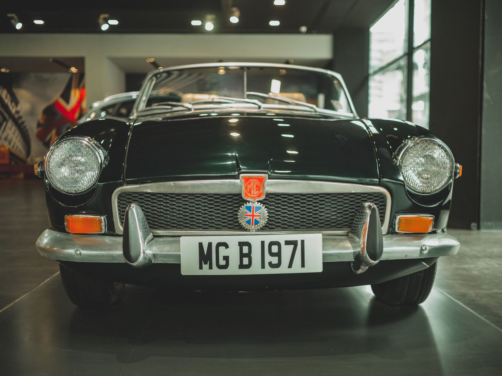 Une voiture mg compacte exposée en concession, vue de trois quarts avant, dans une lumière moderne